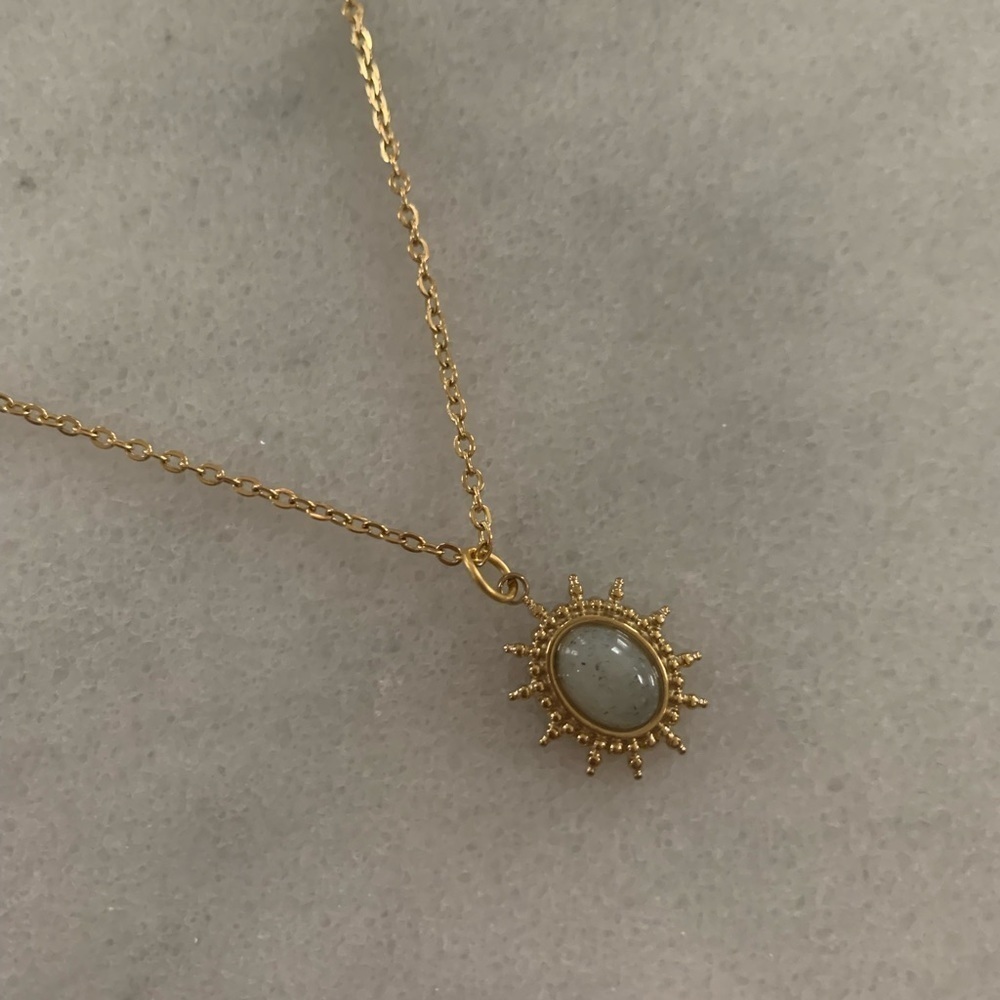 New Drop! Gold Vintage Style Star Burst Pendant Necklace Brand New